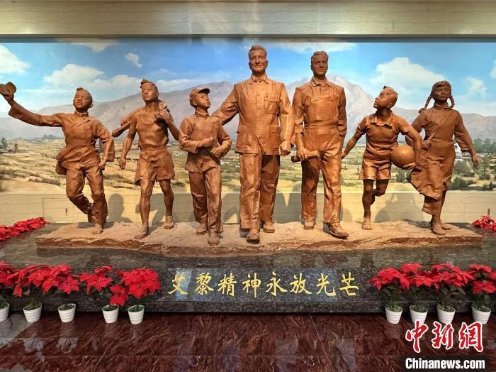 图为山丹艾黎纪念馆陈列的雕塑 戴文昌 摄