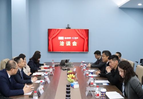 视方极与兆科眼科代表合作洽谈中
