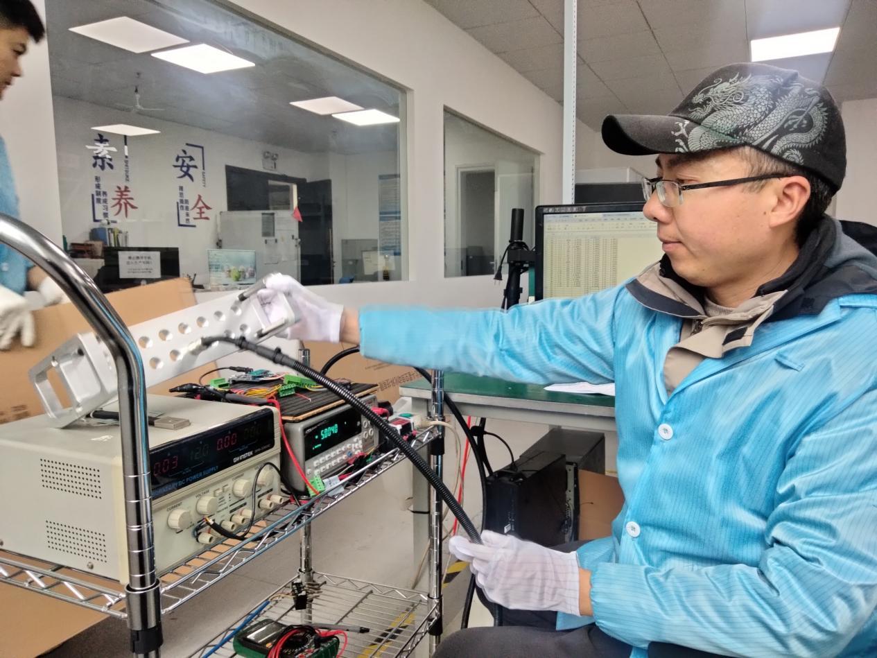 检验人员正在进行产品入库检测。