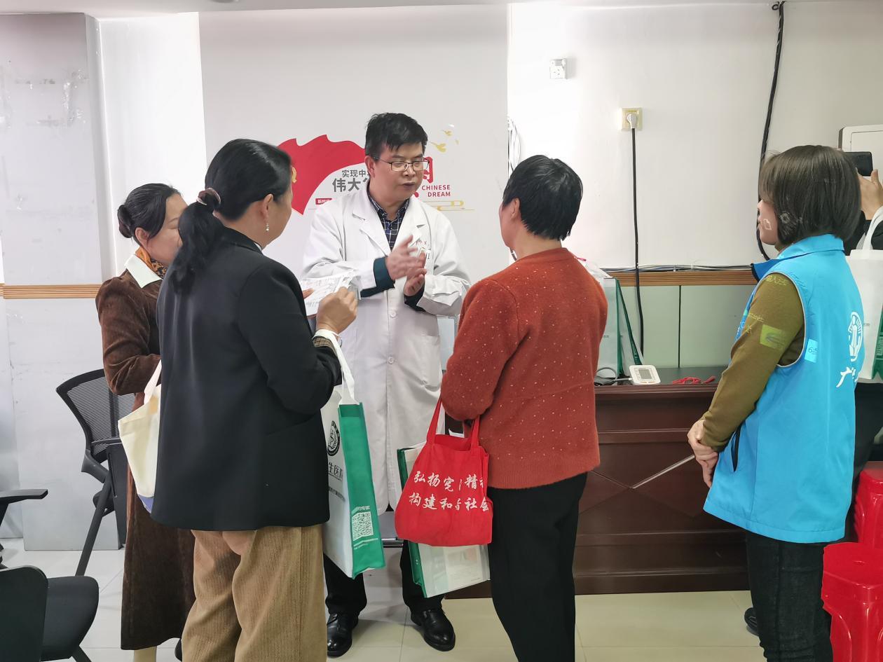 医生耐心解答居民疑问