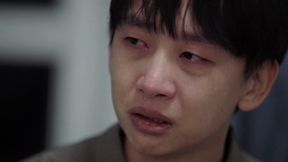 父母感情不和，高中父母离世，他被孤儿院收养如今年薪百万