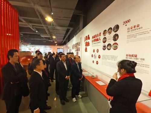 2月28日,重庆东站,马来西亚吉隆坡暨雪兰莪中华总商会考察团来到重庆德庄实业集团食品生产基地进行考察。记者 刘力 摄