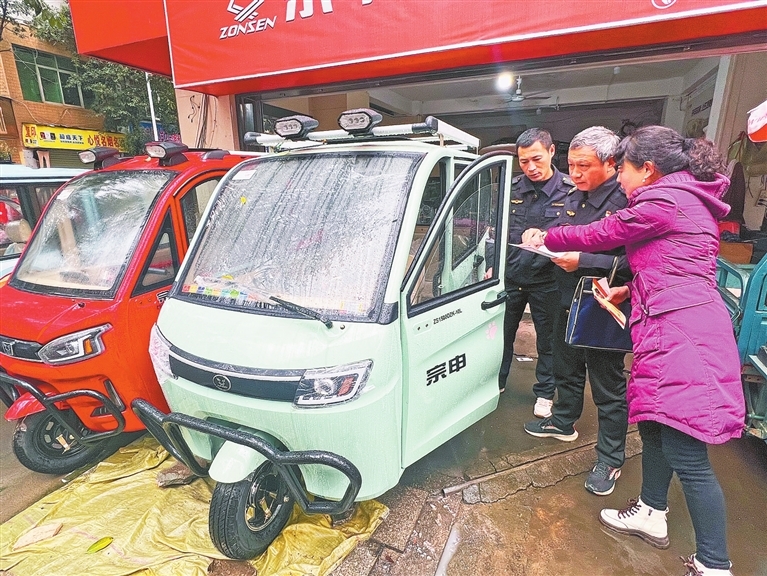 执法人员在吉州区电动车大市场巡查。 本报全媒体记者 付 强摄