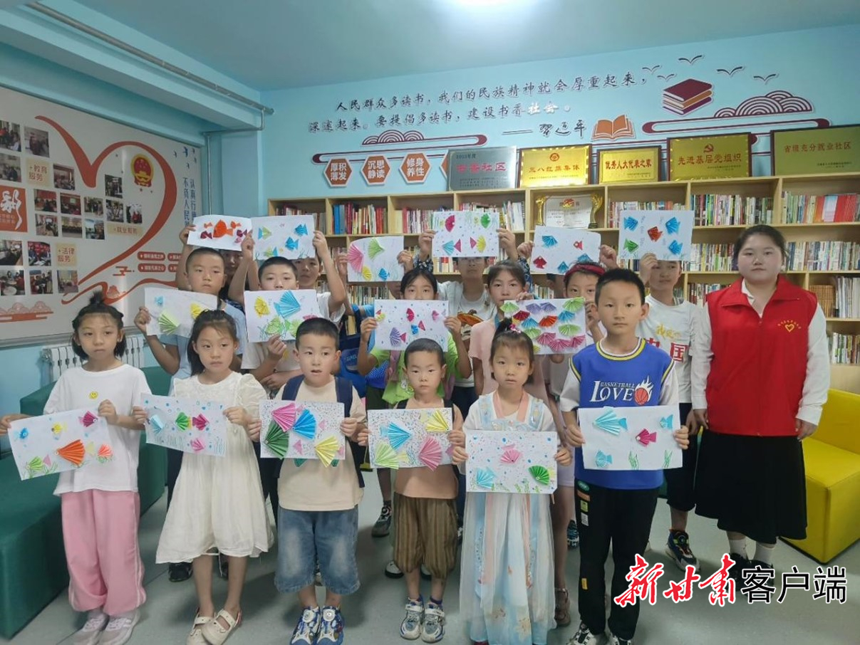 西部计划志愿者肖海艳在泾川县社区托育驿站教孩子们做手工作品