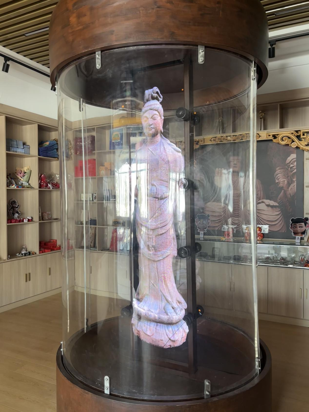 天梯山石窟通过3D建模、立体式动画演示方式，利用文物数字化全息投影，让游客近距离、直观感受彩塑造像的独特魅力。