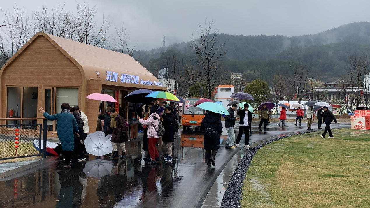 黄山徽州区：千余名游客踏歌无忧园，雨中即景更添诗意