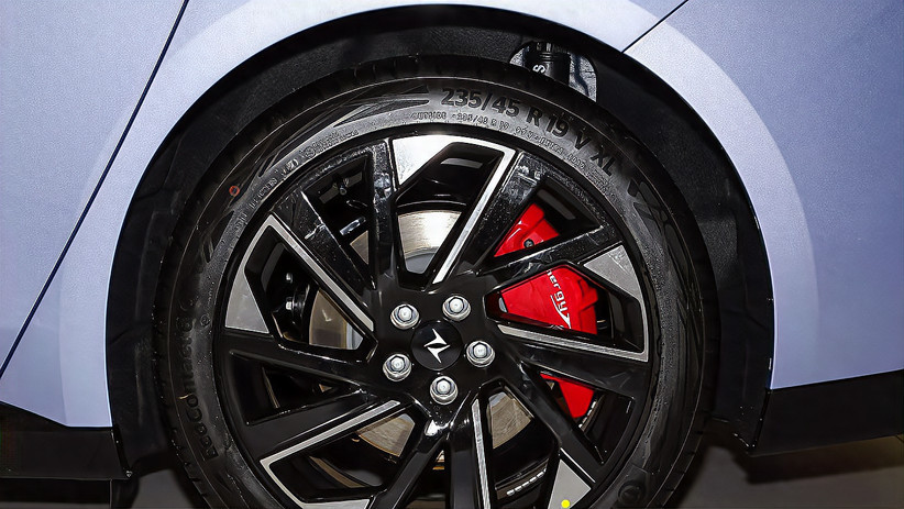 红色卡钳变卡钳罩，不是东风奕派吃相难看，是年轻人太虚荣