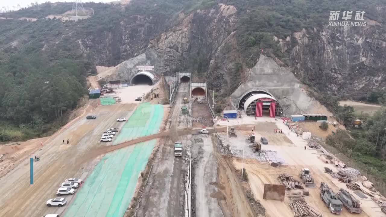 江鹤高速新建莲花山隧道贯通