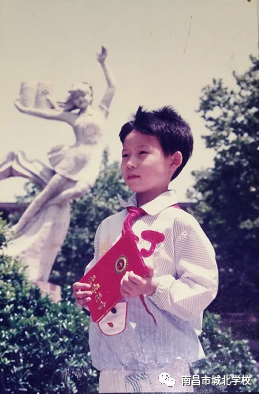 陈元霁摄于获八一杯满分奖与全国奥林匹克一等奖之后