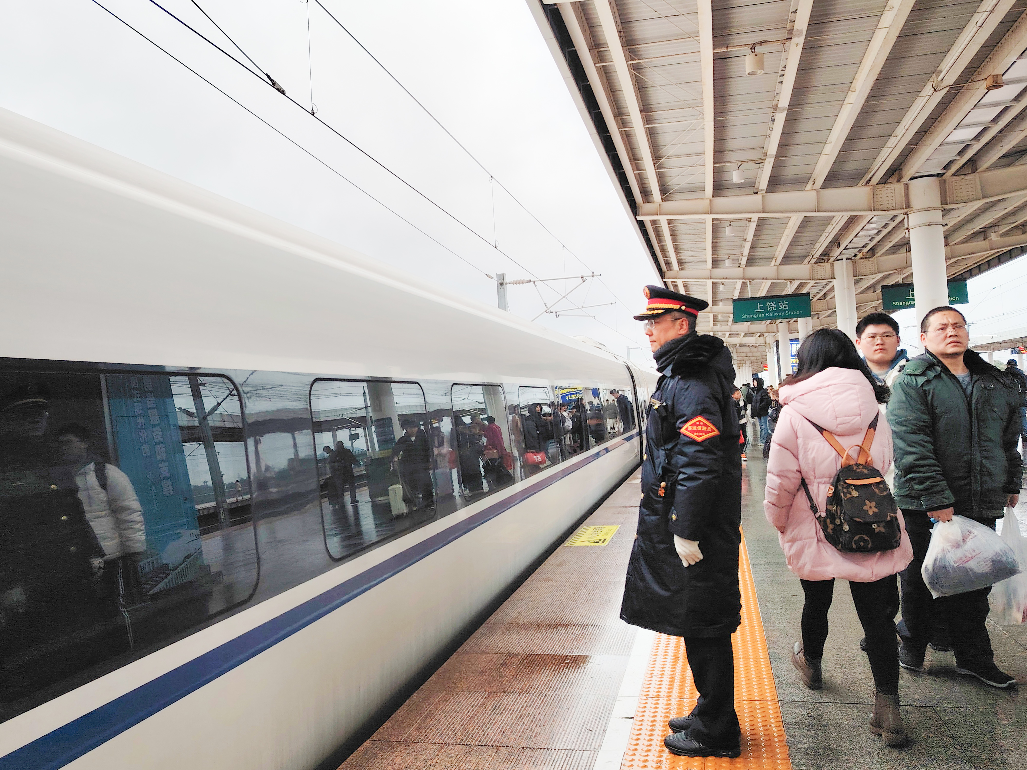 ▲客运值班员在站台接车。摄影∣通讯员姜荣明