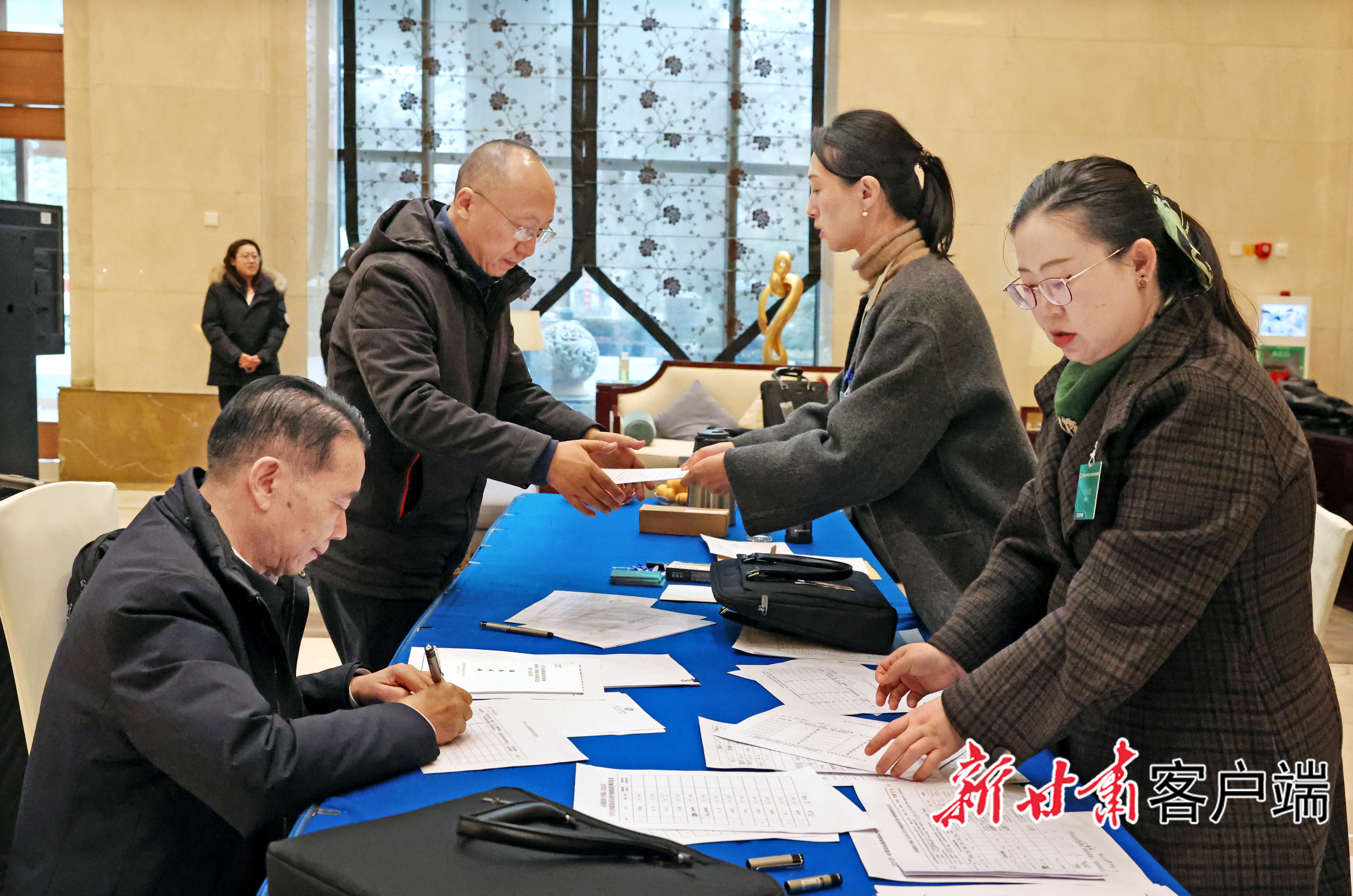 3月1日,住甘全国政协委员在兰州集中。新甘肃·甘肃日报记者 田蹊