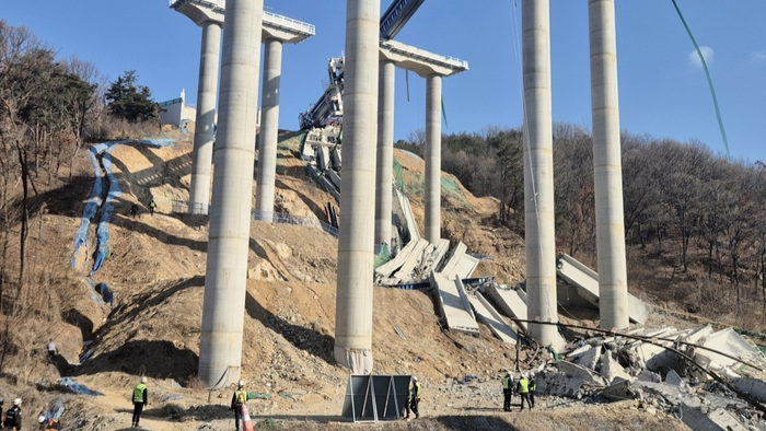 韩国消防部门：忠清南道高速公路垮塌已致2人死亡4人重伤