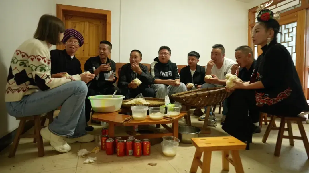鼓藏节期间，苗族人会邀请亲朋们吃鼓藏肉，每一处细节都是苗族文化的展示