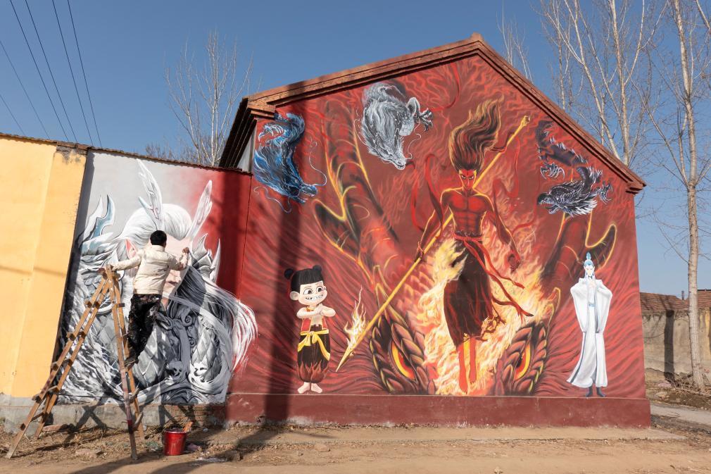 2月16日，在山东省淄博市周村区沈家村，画家创作哪吒彩绘。新华社发（刘天宇摄）