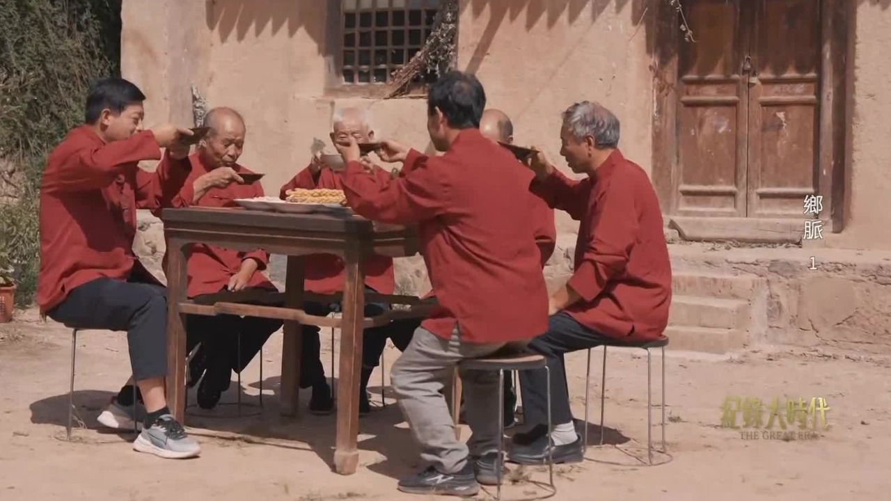 一边喝酒一边唱歌，西山酒歌是毛家庄村人生活的一种调剂