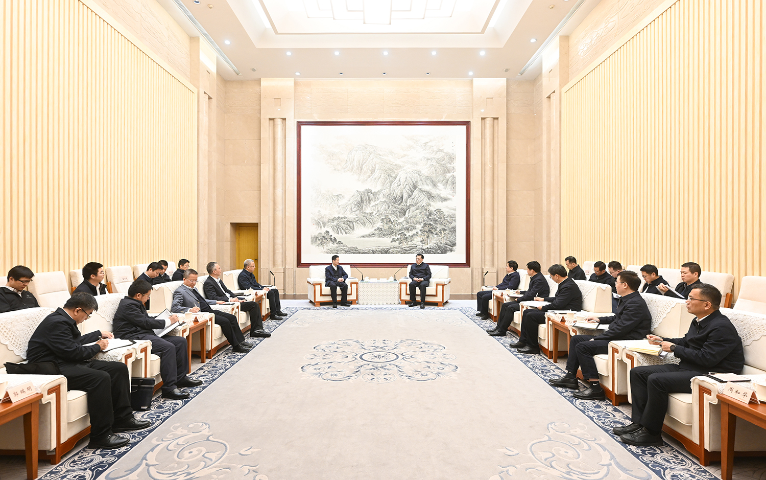 ▲2月26日上午，市委书记袁家军，市委副书记、市长胡衡华会见中国证监会党委书记、主席吴清一行。记者 苏思 摄