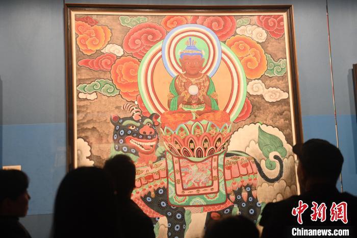 2月25日，“东方微笑”麦积山石窟壁画艺术特展亮相甘肃简牍博物馆。图为观众参观展出的艺术作品。李亚龙　摄