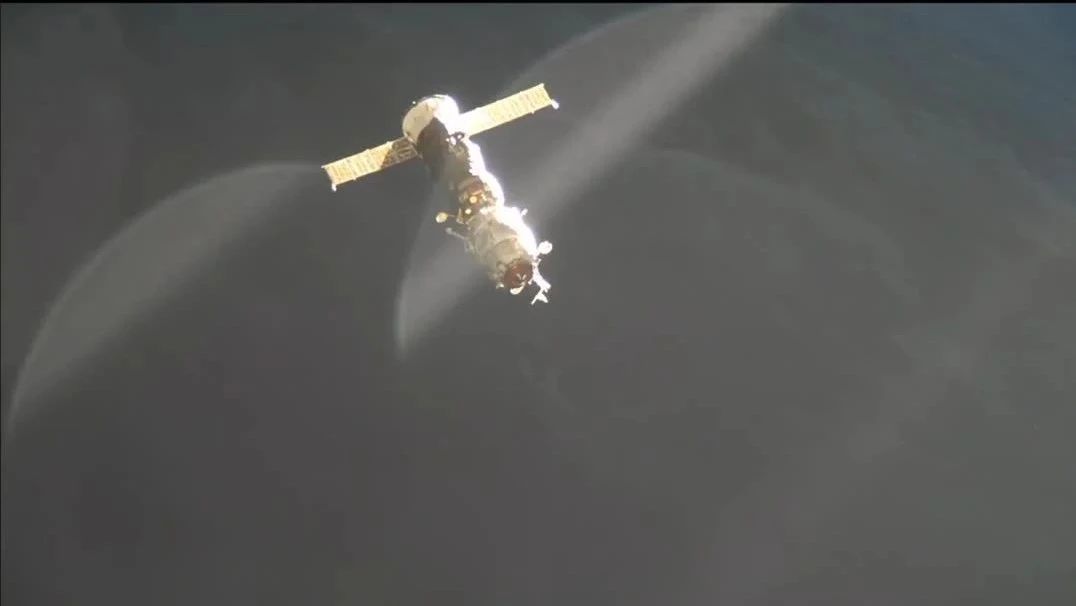 壮观！这是国际空间站，有个模块在脱离它