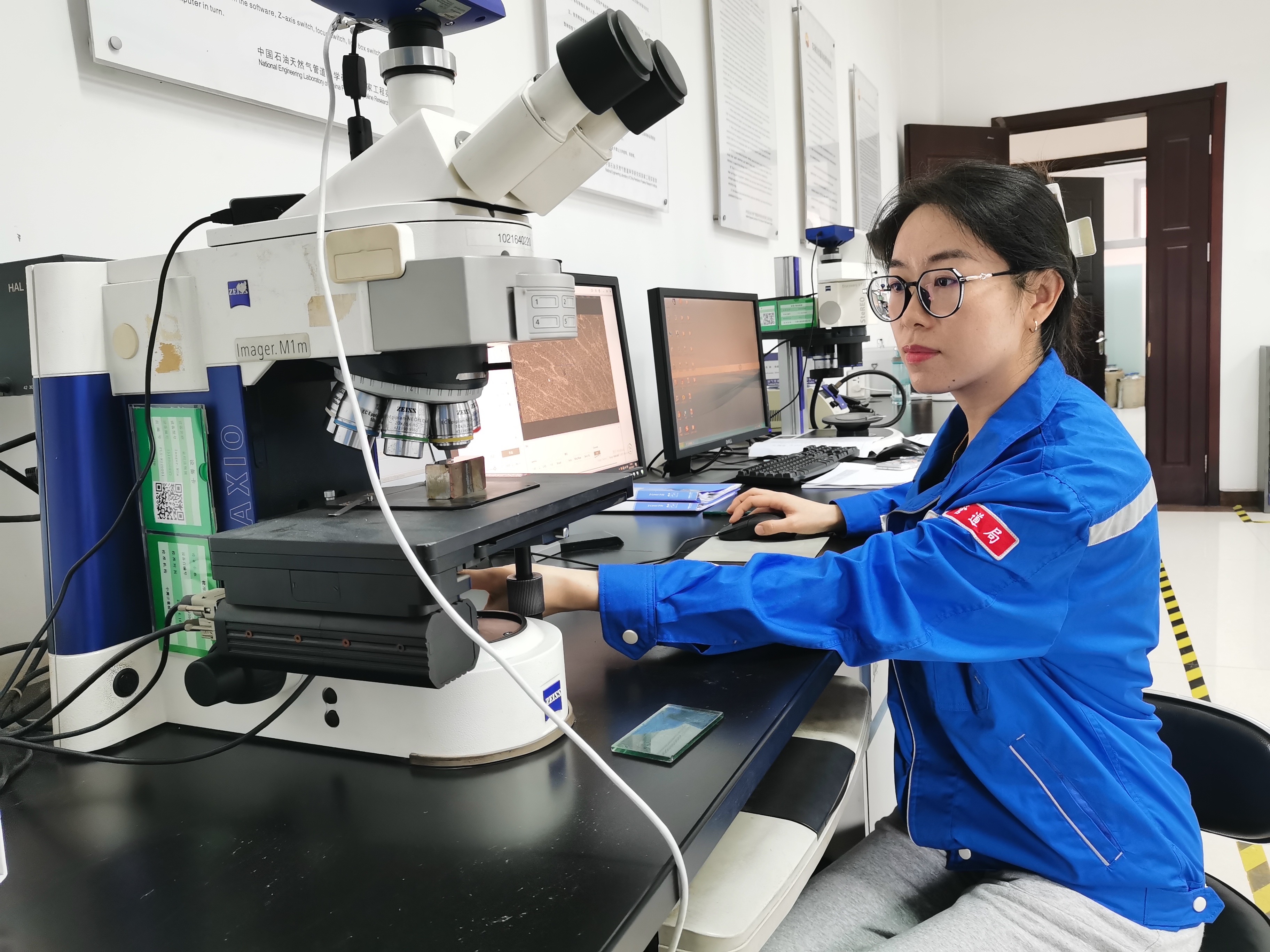 研究院国家工程实验室夏培培在进行金相检验