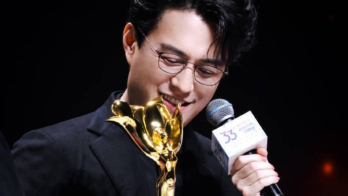 靳东回应首获白玉兰戏剧表演艺术奖：我要感谢舞台封面图