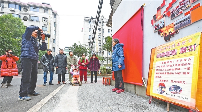 前来拍照的老人络绎不绝。