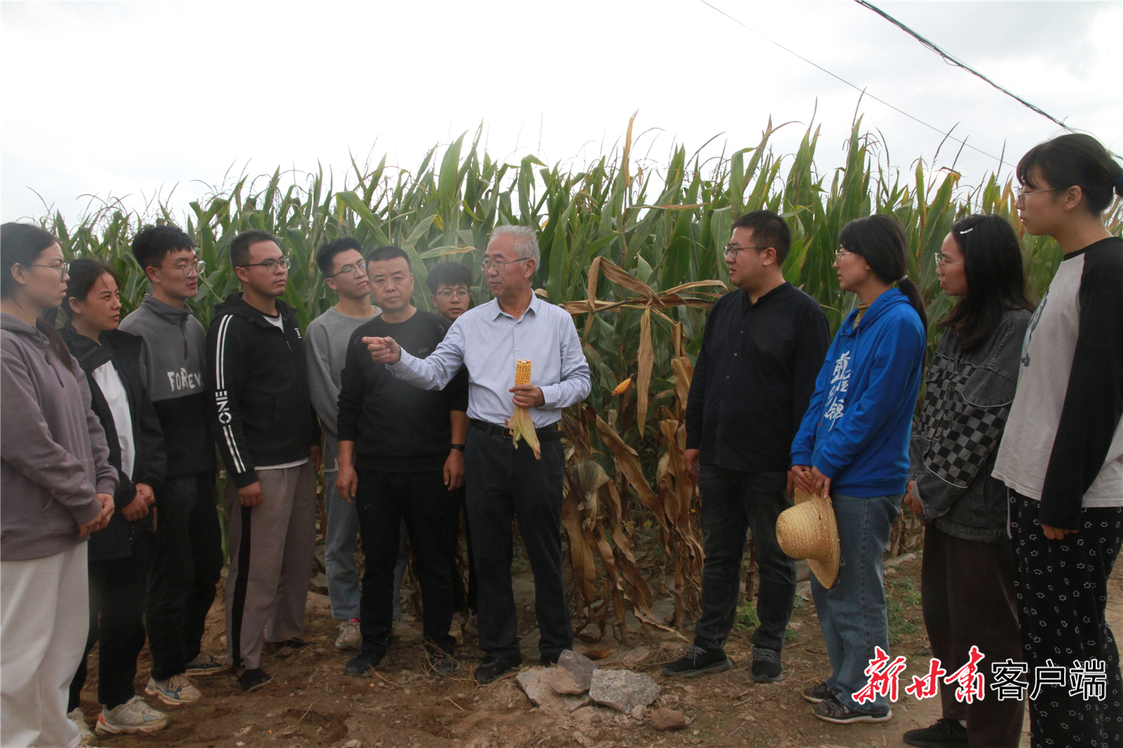 柴守玺（中间）深入田间地头调研