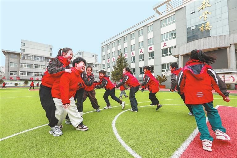 平凉小学生课间快乐玩耍　新甘肃&middot;甘肃日报通讯员　吴希会
