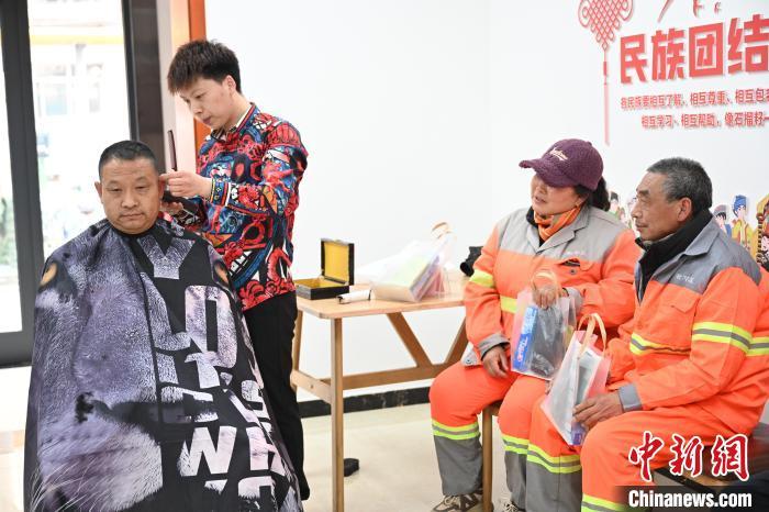 2月26日至27日,河北省石家庄市新华区组织志愿者为外卖员、快递员、环卫工人等新就业群体提供义诊等暖“新”服务。据了解,自2024年以来,石家庄市新华区打造35家“石新石驿”服务驿站,定期为新就业群体提供法律援助、医疗服务、公益理发、健康体检等服务。截至目前,累计服务新就业群体4000余人次。图为2月26日,石家庄市新华区新华路街道办事处组织志愿者为环卫工人免费理发。付杉 摄