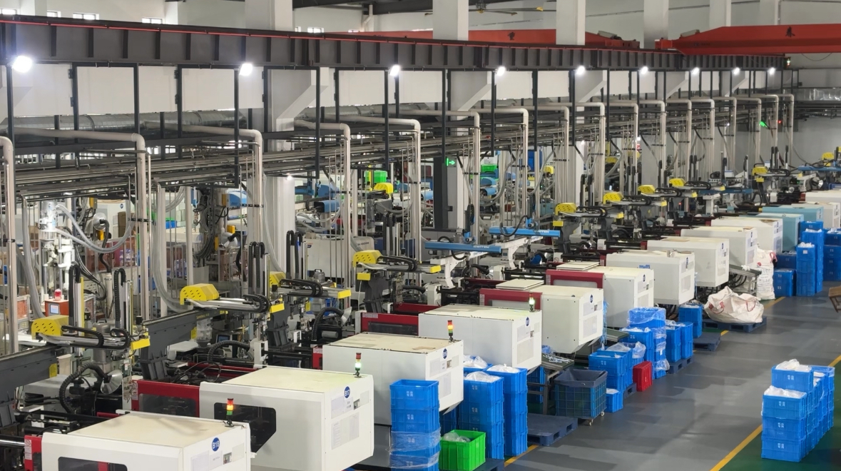 机器轰鸣,70余台全自动注塑机和机械手臂正在高速生产