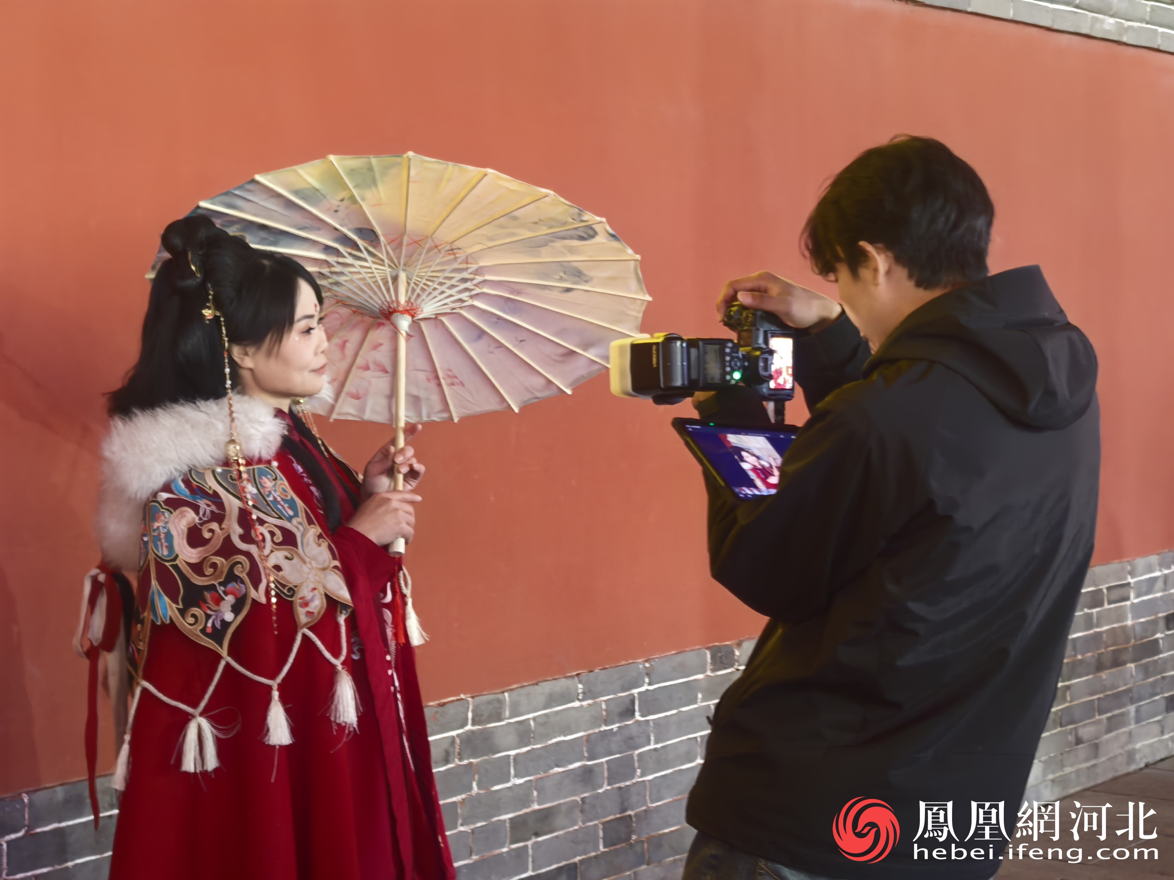 游客穿汉服拍摄照片