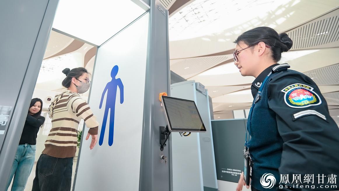 兰州中川国际机场三期扩建工程引进毫米波安检门，显著提升旅客通行效率。