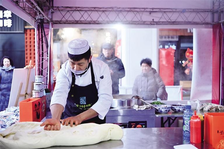 面馆内工作人员正在和面