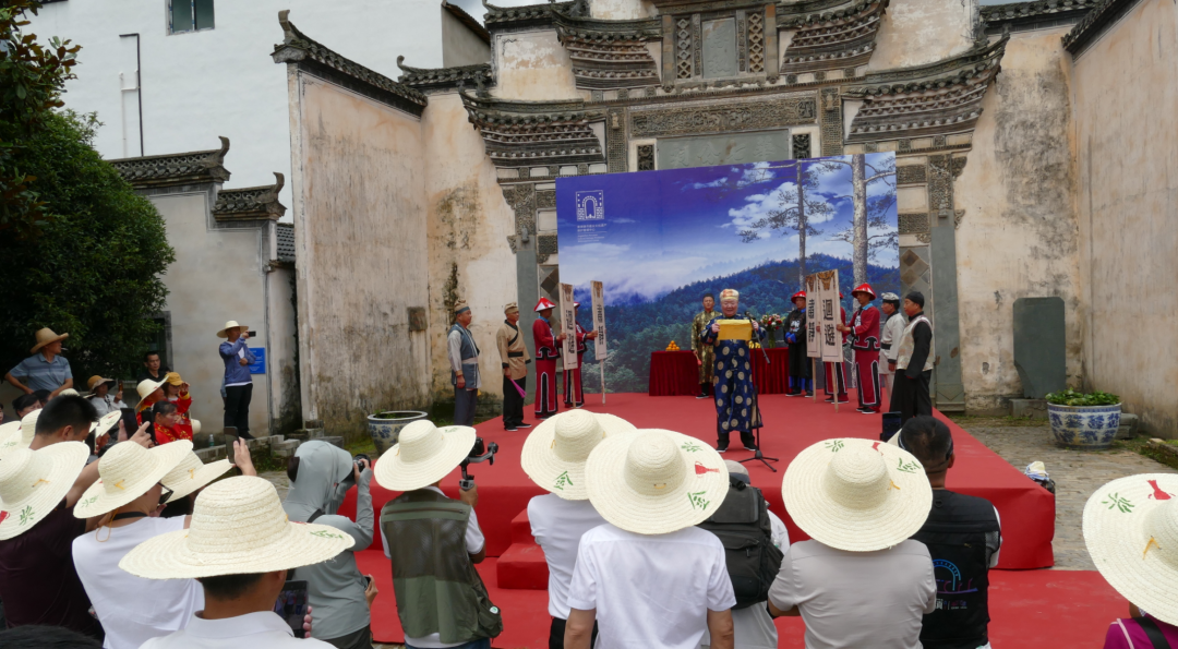 在蛟潭窑柴燃料产区礼芳村开展的“掌山人祭”展演活动