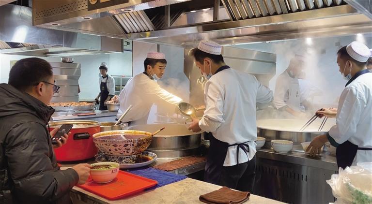 等待兰州牛肉拉面出锅