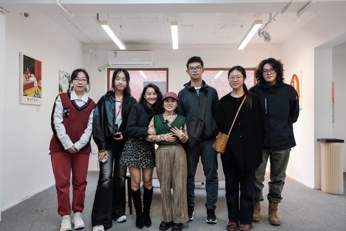 “少女如诗”主理人猫仔在接受支队专访后与支队成员合影留念