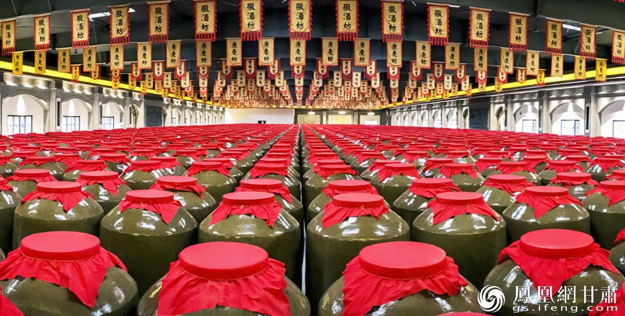金徽养酒馆内，古色古香的酒坛颇具规模。金徽酒股份有限公司供图