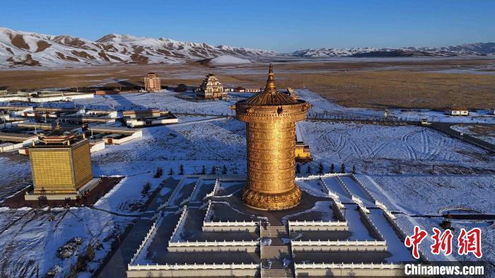 图为阿万仓镇宁玛寺大经筒与周围的白雪形成了鲜明的对比（无人机照片）　中新社记者　九美旦增　摄