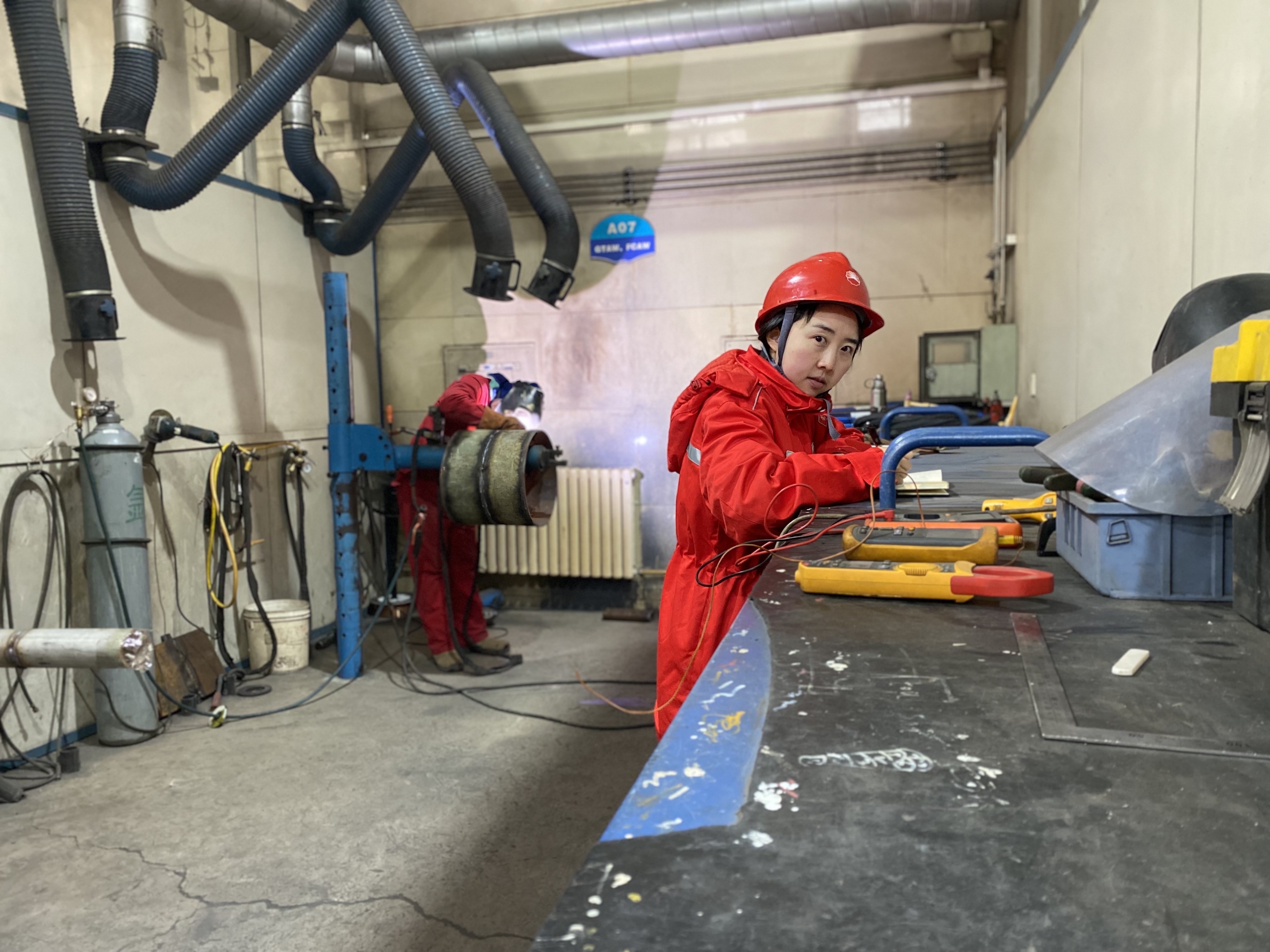 研究院焊接技术中心李曾珍在车间记录焊接工艺参数