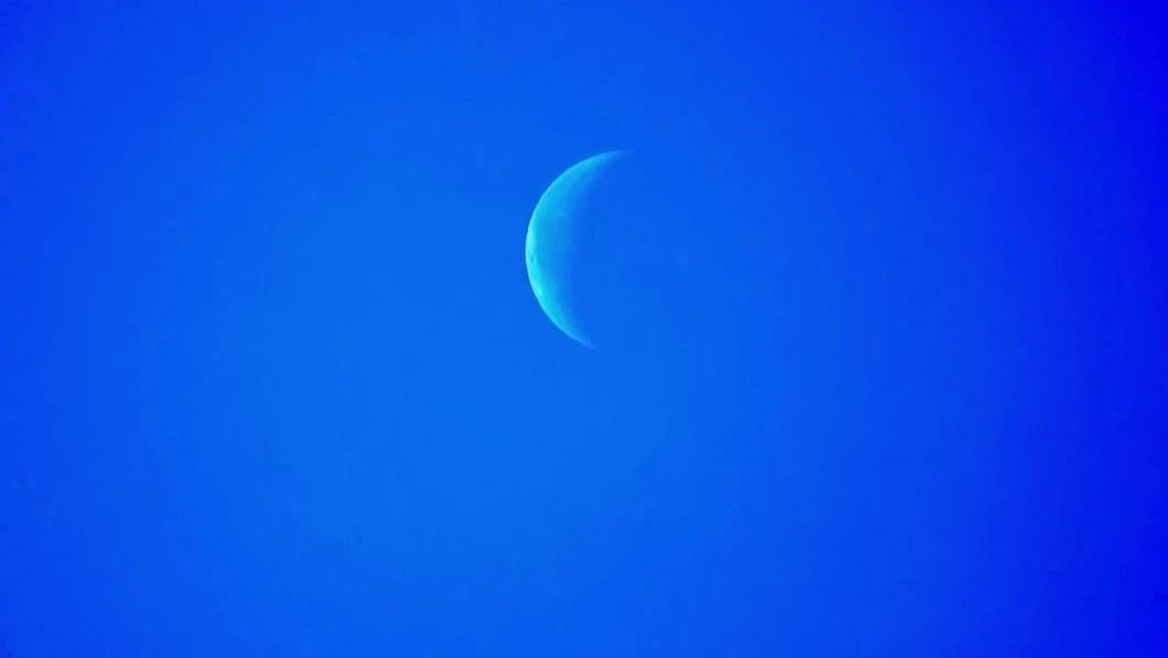 超细月牙，白日也可见，还可见环形山