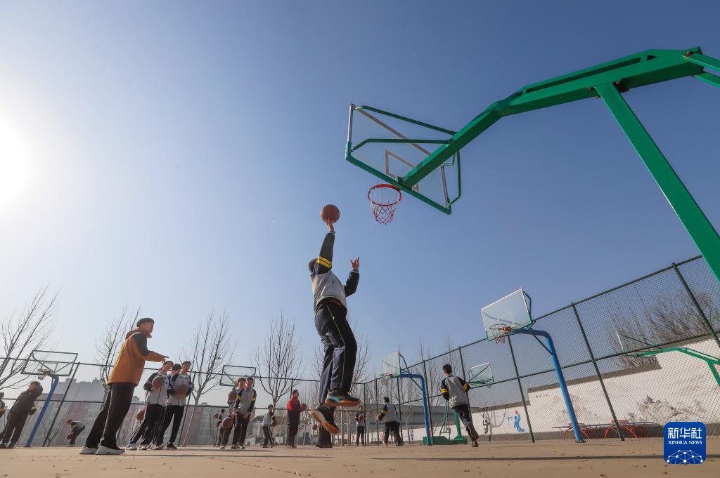 2月25日，河北省遵化市第三中学的学生在大课间练习篮球。
