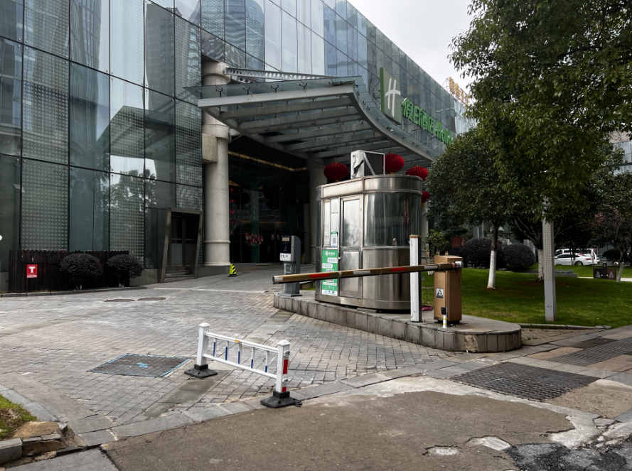 事发地酒店停车场出入口