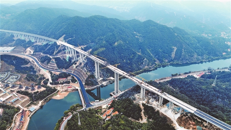 遂大高速上犹江特大桥右幅顺利合龙（图）