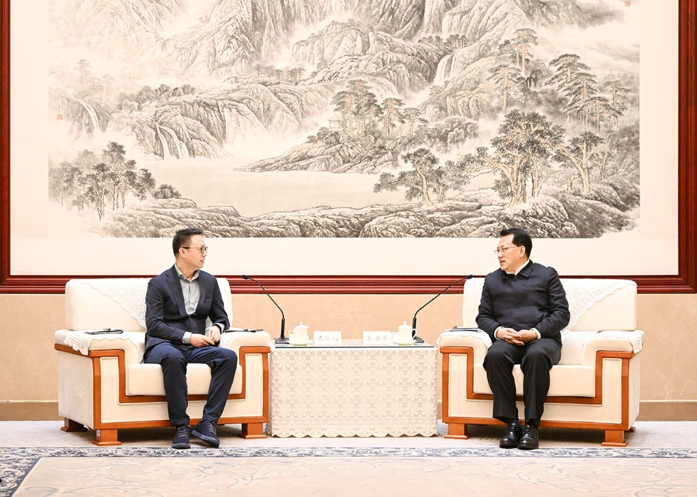 2月25日下午，重庆市委书记袁家军会见阿里巴巴集团首席执行官吴泳铭。记者 苏思 摄