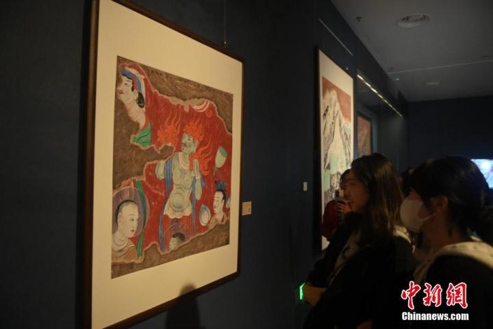 图为游人参观纸质壁画《火头明王》 中新社记者 李亚龙 摄