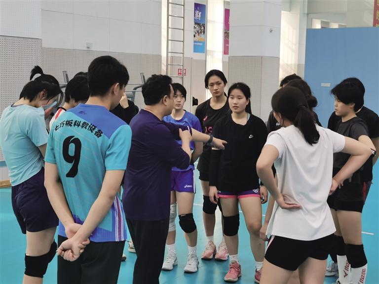 黄鹏与队员们总结训练赛