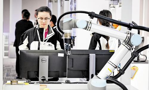 2024年11月28日，雄安新区中关村科技园内，梅卡曼德机器人科技有限公司工作人员为参观者演示“AI+机器人”新产品。（本报资料片） 本报记者 刘光昱摄