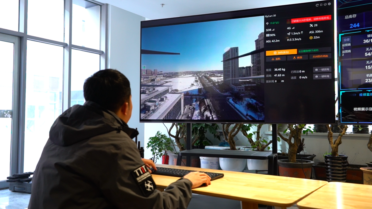 操作人员在后台监控无人机配送。