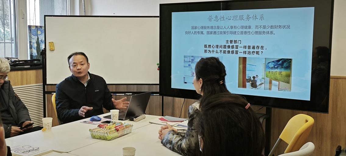 此时,张涛和他的团队首创的心理“安全岛”应激防护技术已经逐步成熟且得到了广泛推广应用。心理应激“安全岛”防护技术大规模应用过程中,他们发现咨询师的帮助难以覆盖大多数的心理应激场景,人们更多时候需要独自面对心理创伤情境。针对不同情境和不同阶段的心理问题来访者,作为心理应激防护理念倡导者,下决心撰写出版了《自我疗愈与心理求助》这本书,每段文字都配有图片,很容易将读者带入情境。