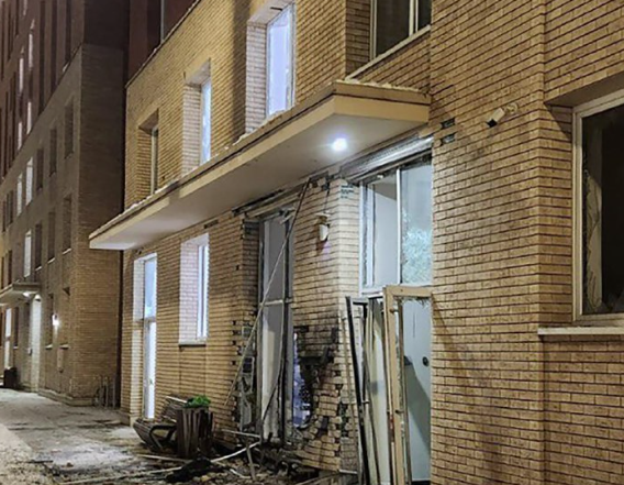 2024年12月17日，莫斯科梁赞大街一栋居民楼发生爆炸，基里洛夫在爆炸中身亡。图为该居民楼发生爆炸事件后的画面 图源：塔斯社