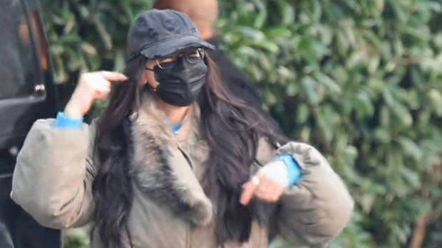 迪丽热巴出发录制综艺路透 微笑向粉丝打招呼状态极佳封面图